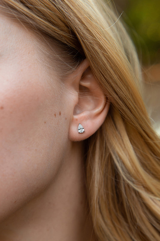 Золоті пусети з діамантом Груша