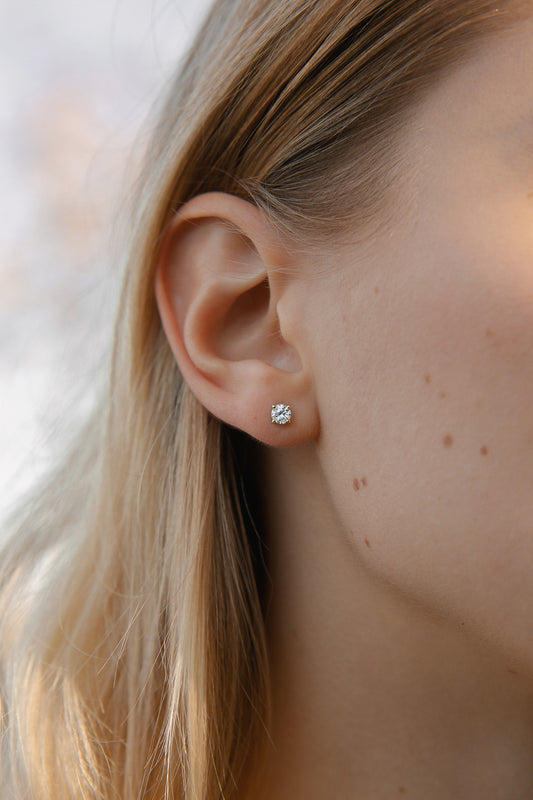 Золоті пусети з діамантом Круг