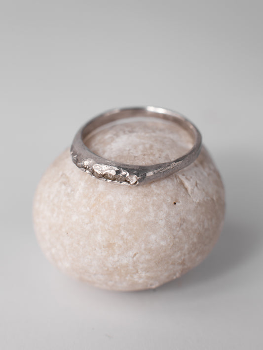 Золота авторська подряпана каблучка з необробленими алмазами (в наявності)