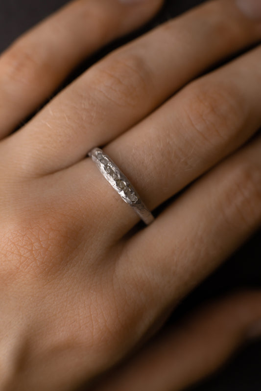 Золота авторська подряпана каблучка з необробленими алмазами (в наявності)