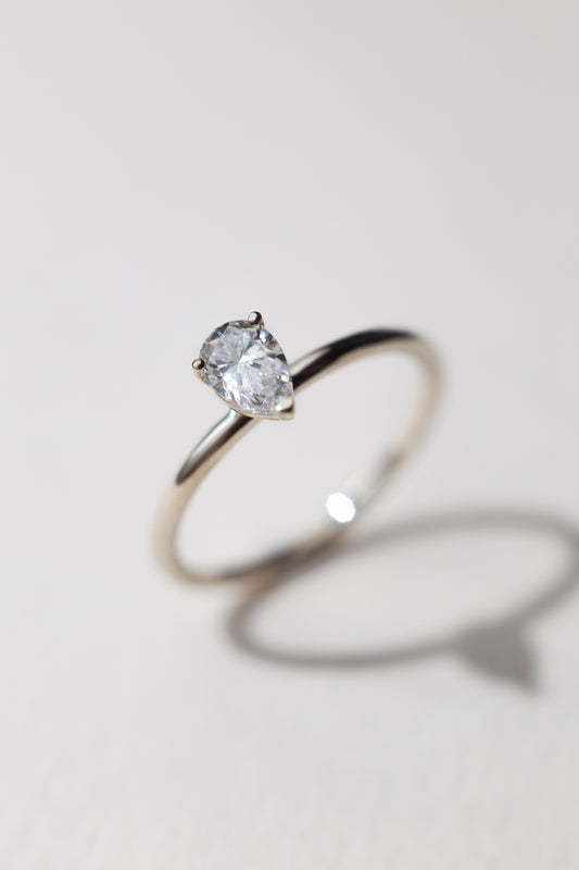 Золота каблучка з діамантом Груша