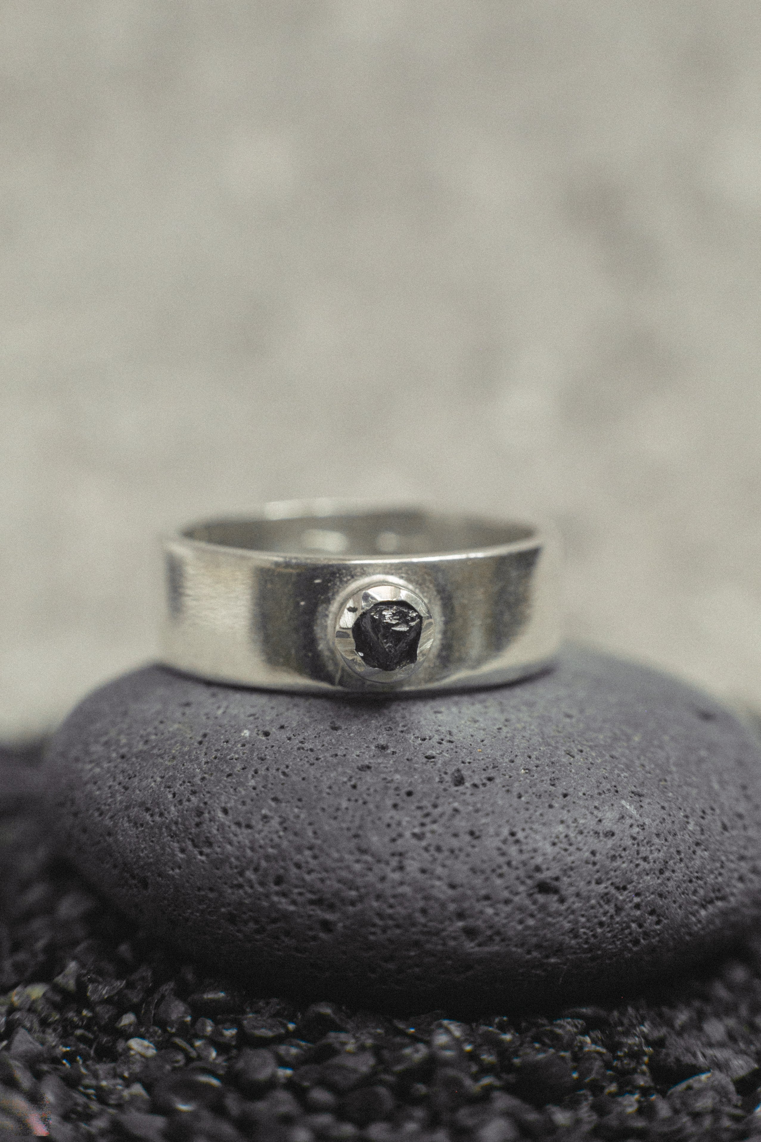 Широкий перстень з алмазом