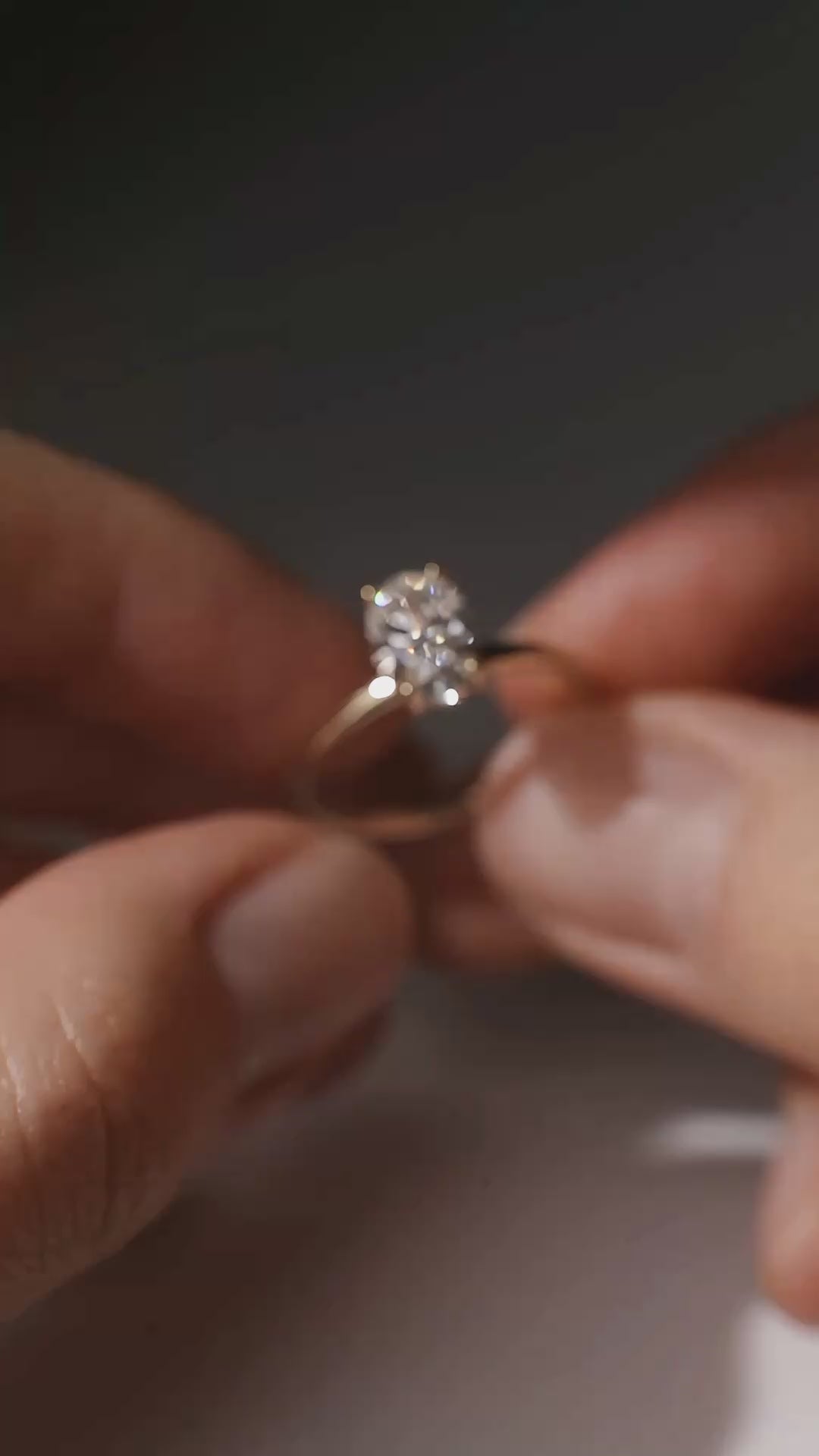 Золота каблучка з великим діамантом Овал